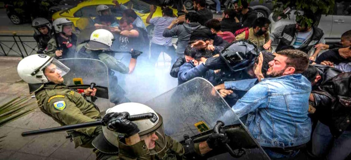Φοιτητές προσπάθησαν να ρίξουν το άγαλμα του Τρούμαν