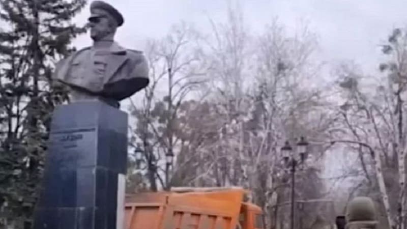 Φασίστες γκρέμισαν την προτομή του Ζούκοφ