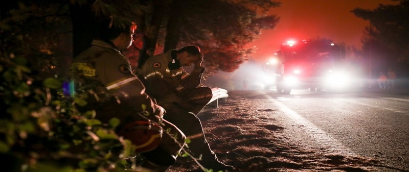 Μέλη του ΚΚΕ βοηθούν στην πυρόσβεση